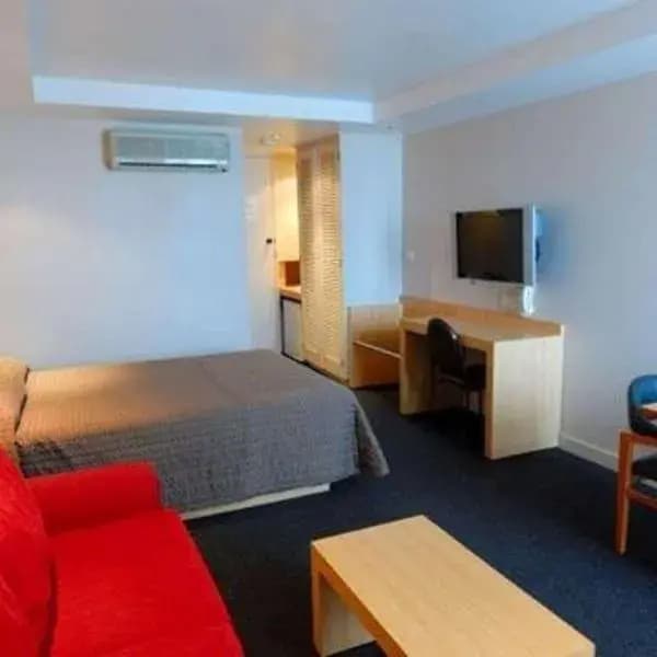 Dutton Way to Melbourne Airport (MEL) | Elevated Airport Transfer Experience