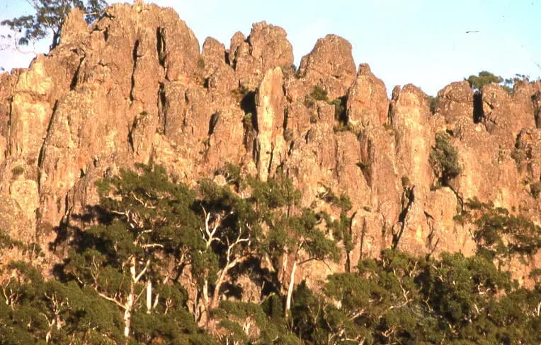 Hanging Rock to Melbourne Airport (MEL) | Reliable Airport Transfer