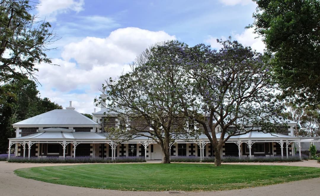 Eynesbury to Melbourne Airport (MEL) | Reliable Airport Transfer