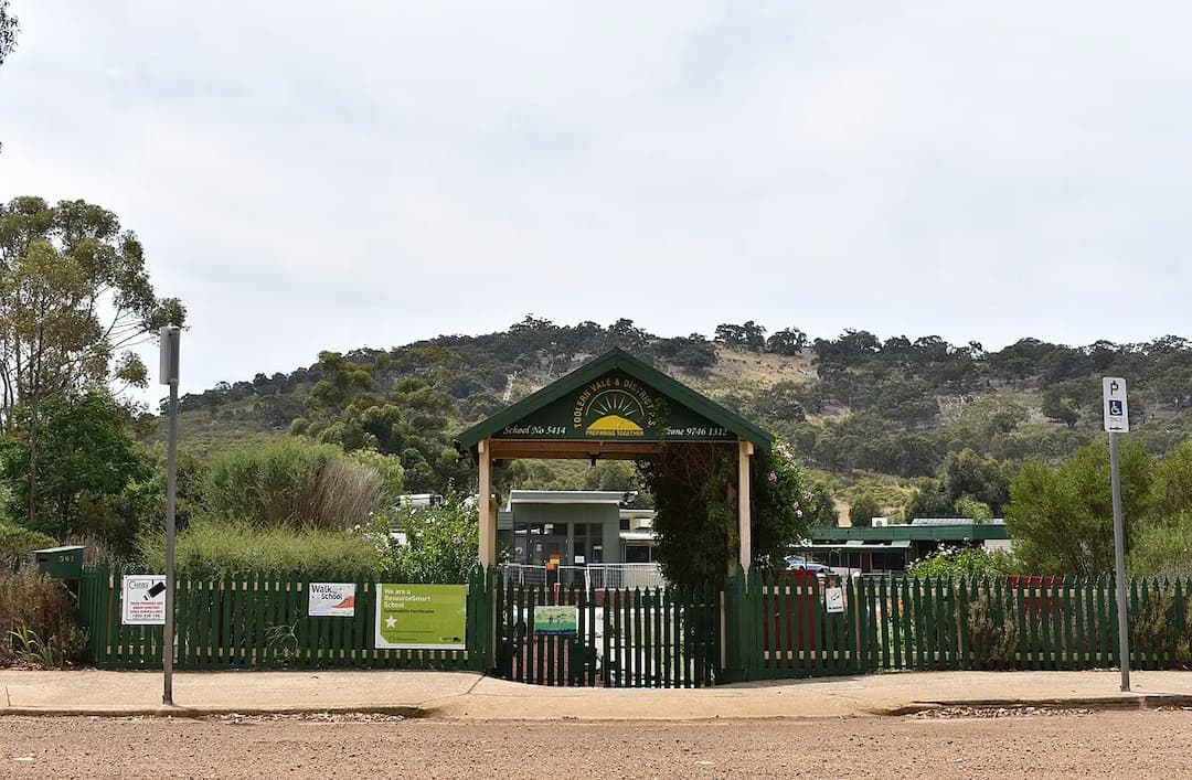 Toolern Vale to Melbourne Airport (MEL) | Reliable Airport Transfer
