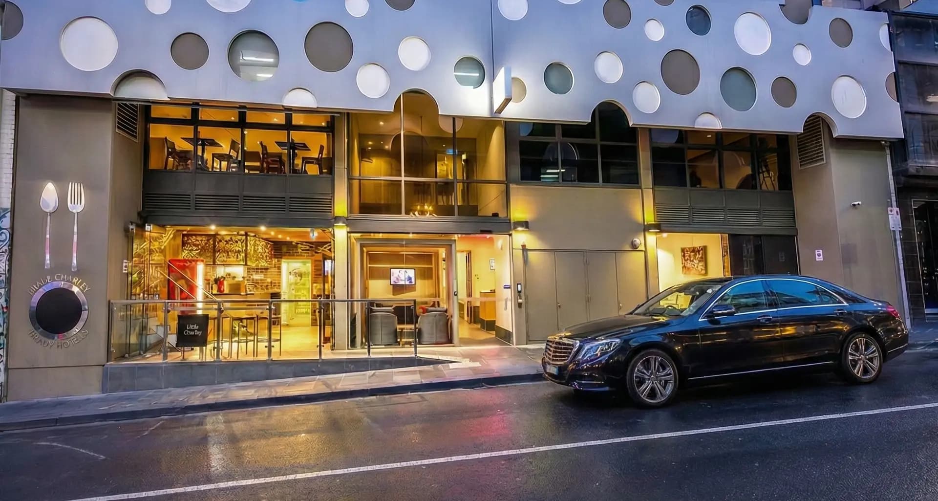 Melbourne Airport to Brady Hotel Central Melbourne Transfer | MNMRiDEZ Chauffeur Melbourne Airport to Brady Hotel Central Melbourne Transfer | MNMRiDEZ Chauffeur