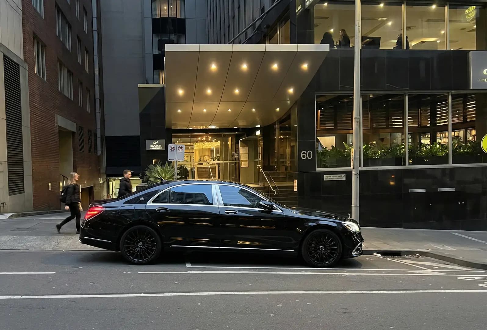 Melbourne Airport to Oaks Melbourne on Market Hotel Transfer | MNMRiDEZ Chauffeur Melbourne Airport to Oaks Melbourne on Market Hotel Transfer | MNMRiDEZ Chauffeur